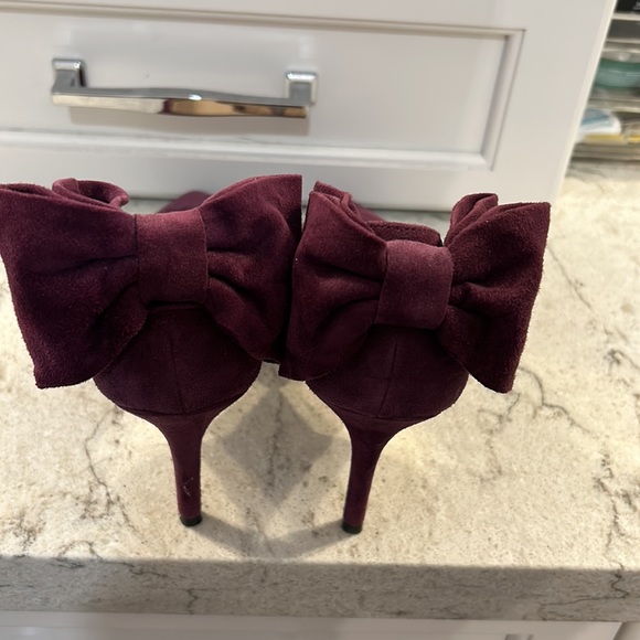 White House Black Market size 8 velvet pumps - Picture 2 of 9